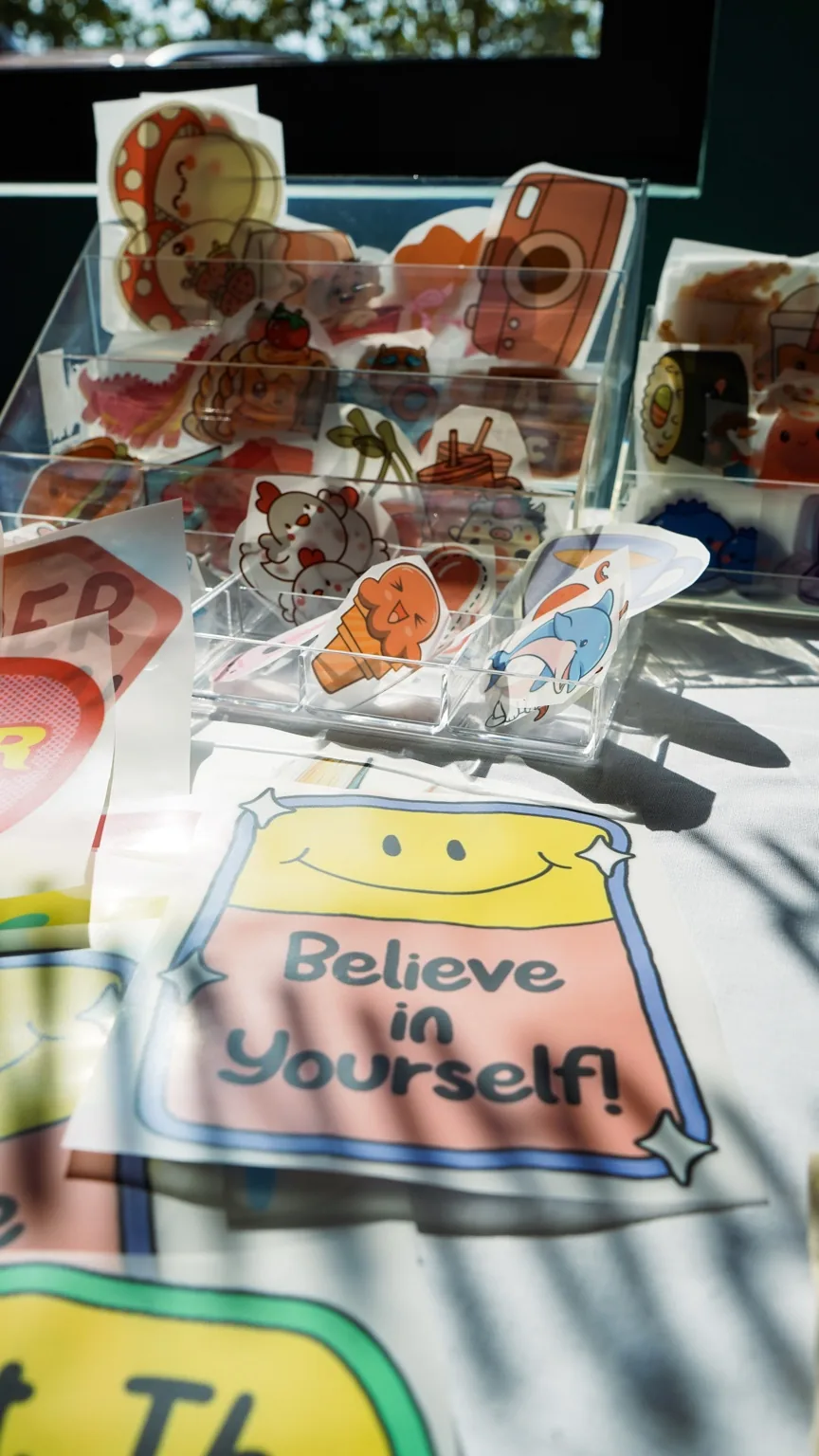 Selecție de designuri colorate pregătite pentru personalizare