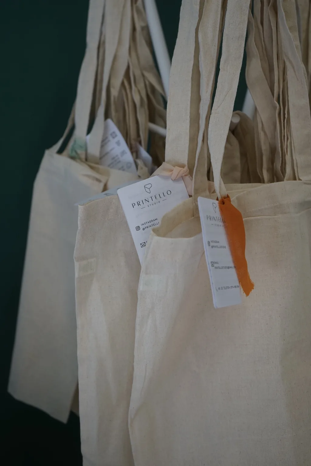 Tote bags personalizate expuse la stand