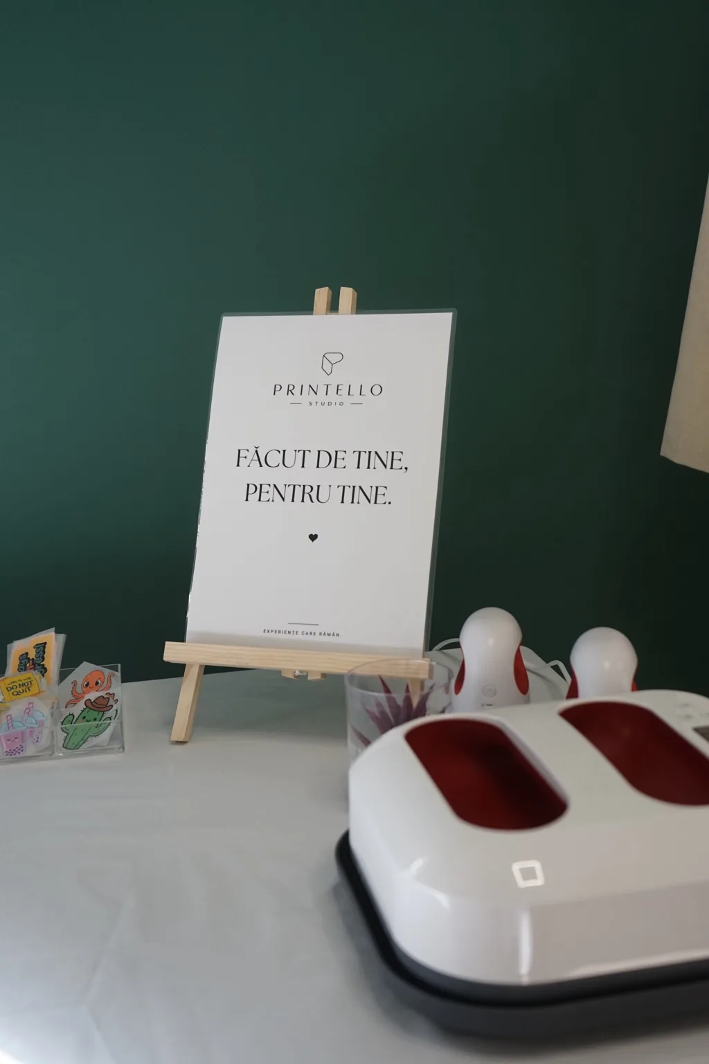Presa și panoul Printello pregătite pentru eveniment
